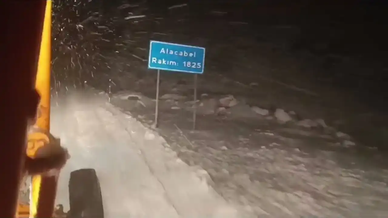 Antalya-Konya Yolunda Kar Nöbeti: Alacabel’de Beyaz Esaretle Mücadele! 4